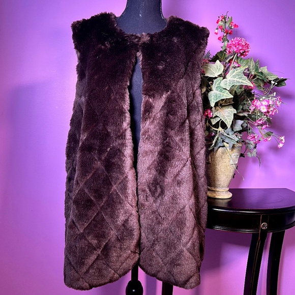 TALBOTS Chocolate Brown Fluffy Faux Fur Winter Vest - Mob Wife Aesthetic - Sz LG - Picture 1 of 13
